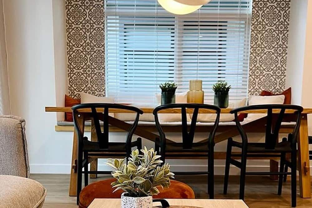 East Kootenay House | Entire Town Home | Hot Tub | Sleep 8 | Walk to the Beach | Next to Main Street