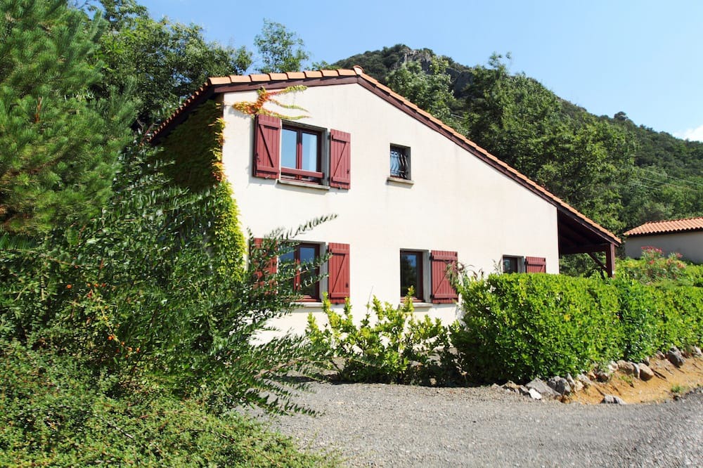 Quillan House | Detached holiday home with terrace in Quillan