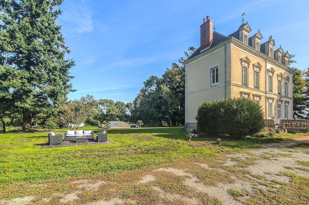 Parennes House | Cozy home in Parennes with swimming pool