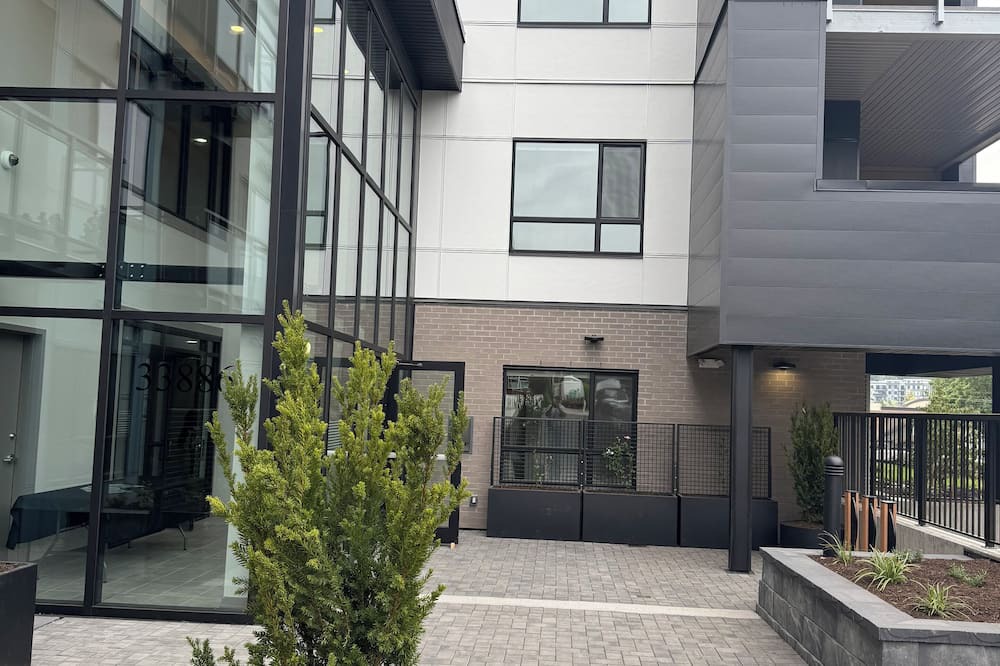 Abbotsford Condo | Cozy brand new 1 bedroom Condo , close to Hospital , UFV & downtown Abbotsford.