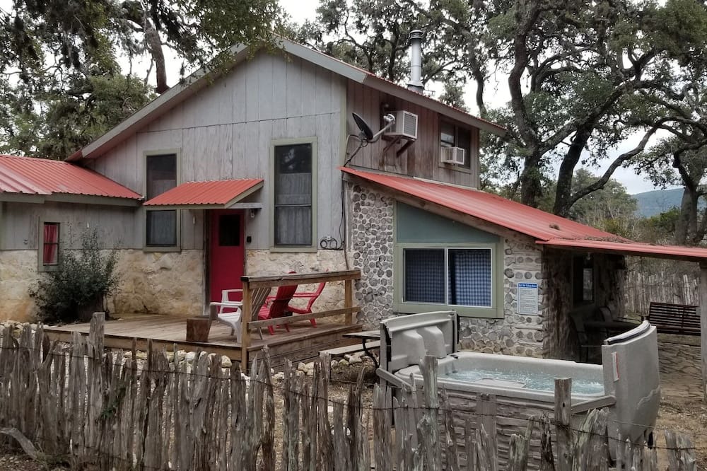 Uvalde Cabin | NEW! Hideaway Cabin 3-Bedroom - Pets Allowed
