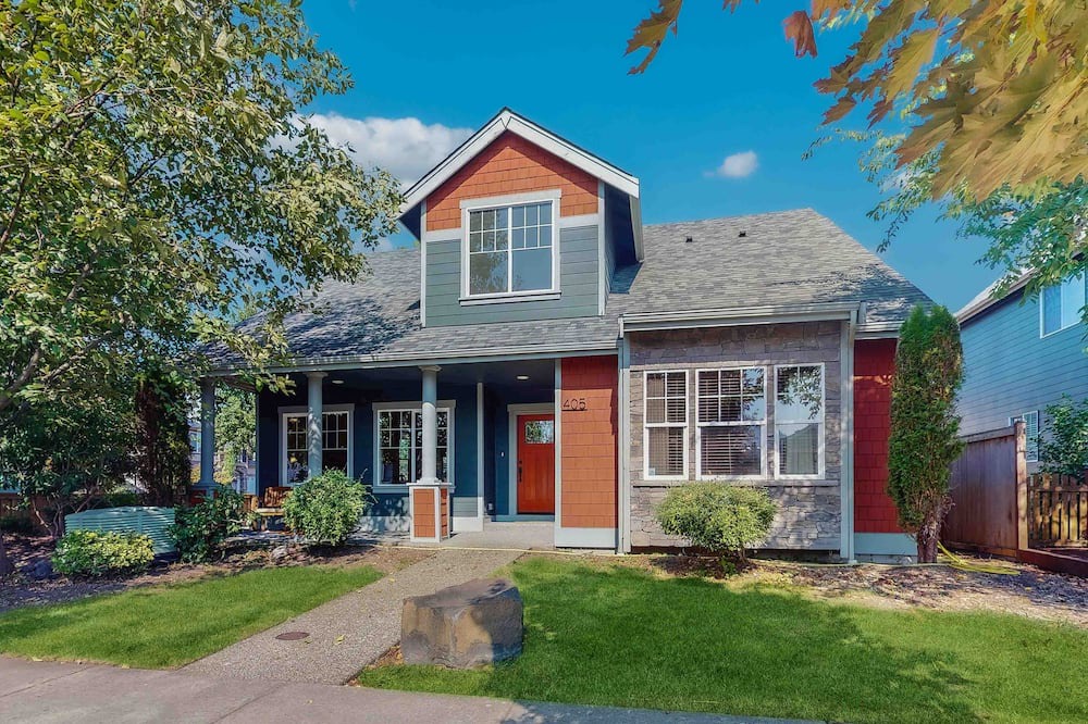 Enumclaw House | Beautiful Enumclaw home near downtown with yard, grill, gas fireplace, & A/C