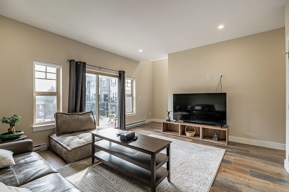 Mill Lake House | Modern luxury 3bedroom 3 bath with huge patio