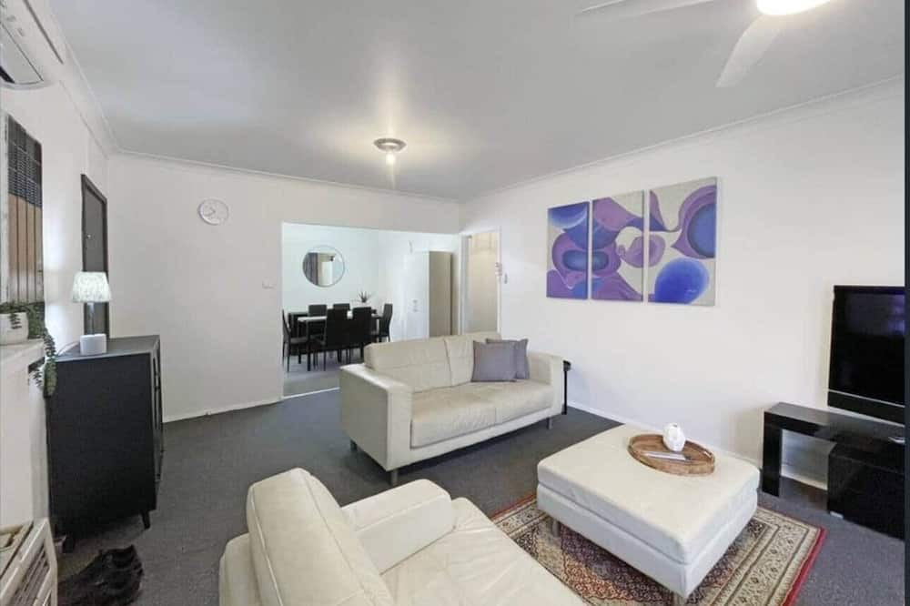 Benalla West House | Charming 3 Bedroom Railway Cottage