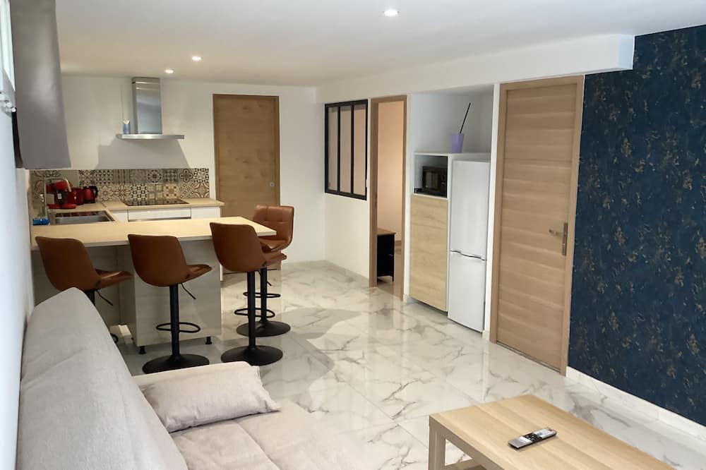Janze Apartment | Self-contained 4-person apartment in basement of house