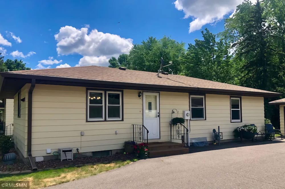 St. Cloud House | Charming house near hospital/ymca with wireless internet & firepit in St. Cloud.