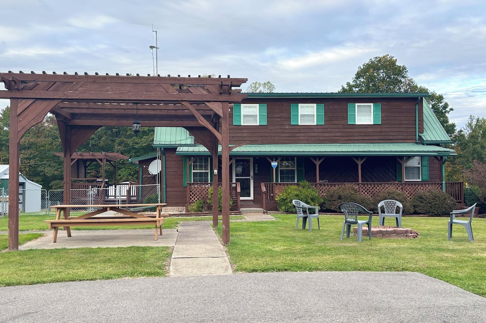 Rock Cave House | Mt Ridge Cabin, peaceful and serene! Spacious 4 bedrooms! Hot tub coming soon!