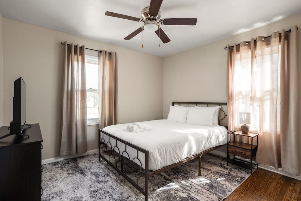 Indianapolis House | Pet-Friendly Broad Ripple Home W/Fenced Backyard