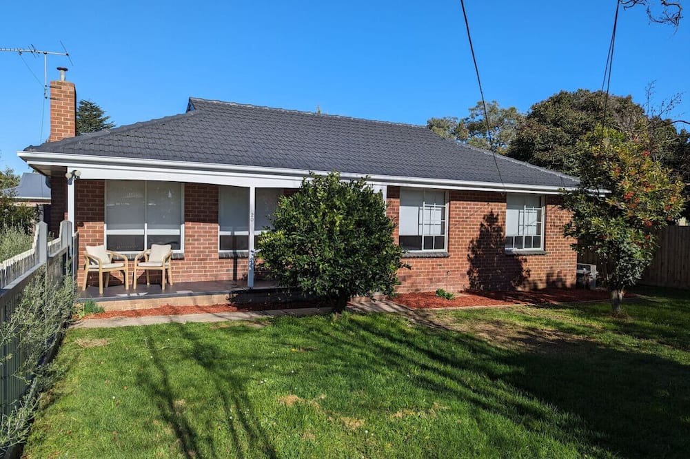 Croydon House | Gwendoline Cottage, Pets, Main St. Station