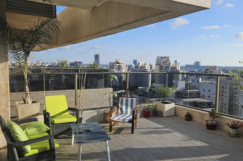 Holon Apartment | Spacious & Luxurious 5BR in Holon w/AC, Wi-Fi, Veranda, Parking, Near Tel Aviv