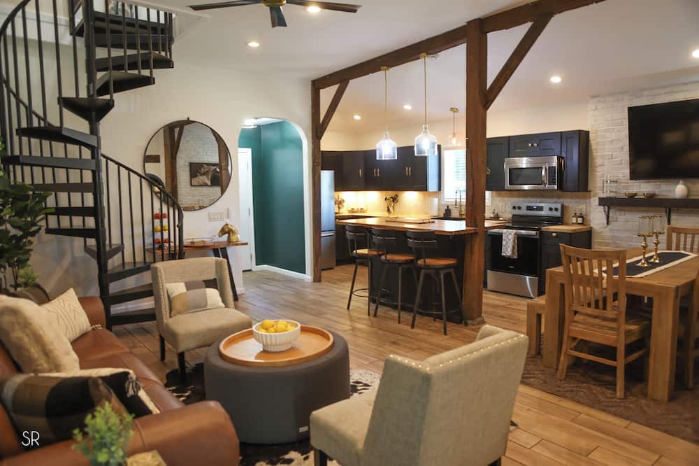 Preston Other | The Horse Carriage 2 miles from Foxwoods Casino