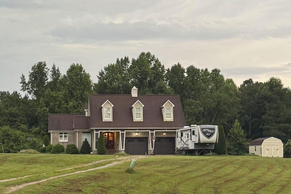 Bunnlevel House | 4-bedroom house in lovely Coats with fitness room, AC, hot tub, outdoor patio.