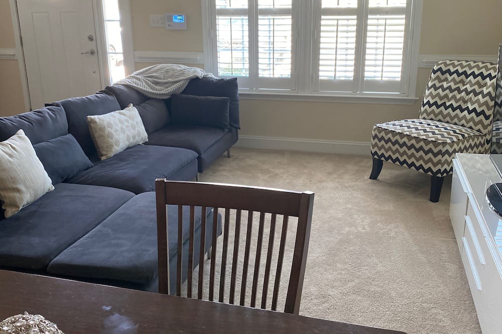 Pembroke House | Terrific townhome in charming Pembroke