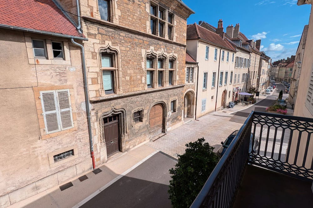 Vesoul Cottage | Charming apartment in the heart of Vesoul with private parking