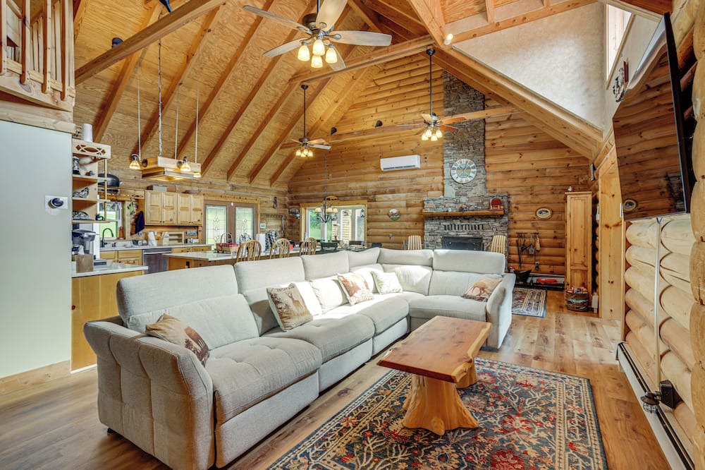 Crellin Cabin | Fall Leaves, Jacuzzi & Games: Maryland Mtn Retreat