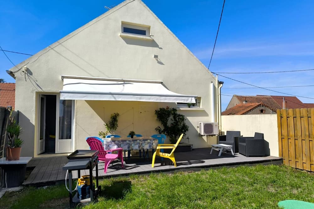 Bransat Cottage | Family home in the heart of Allier with enclosed garden, parking, and air conditioning