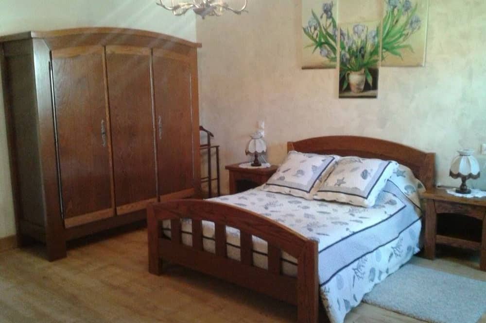 La Berthenoux Bed & Breakfast | Room in renovated farmhouse - Nature and comfort with parking