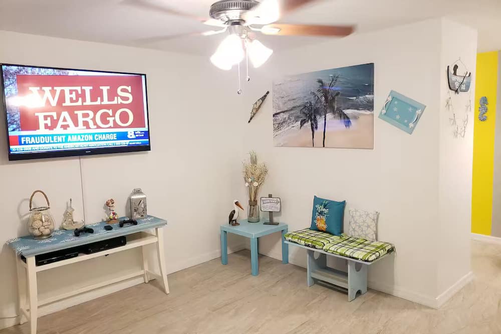 Bearss Plaza House | 4k TV's, Soft Mattress, Remodeled, Moffitt, USF
