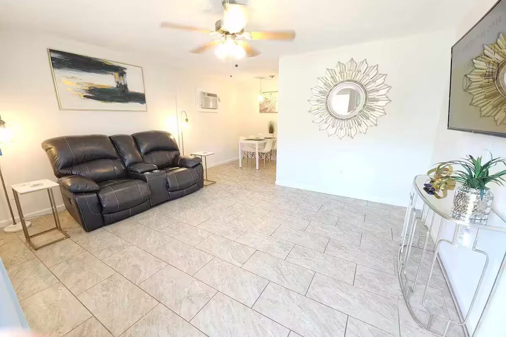 Bearss Plaza House | 4k TV's, Soft Mattress, Remodeled, Moffitt, USF