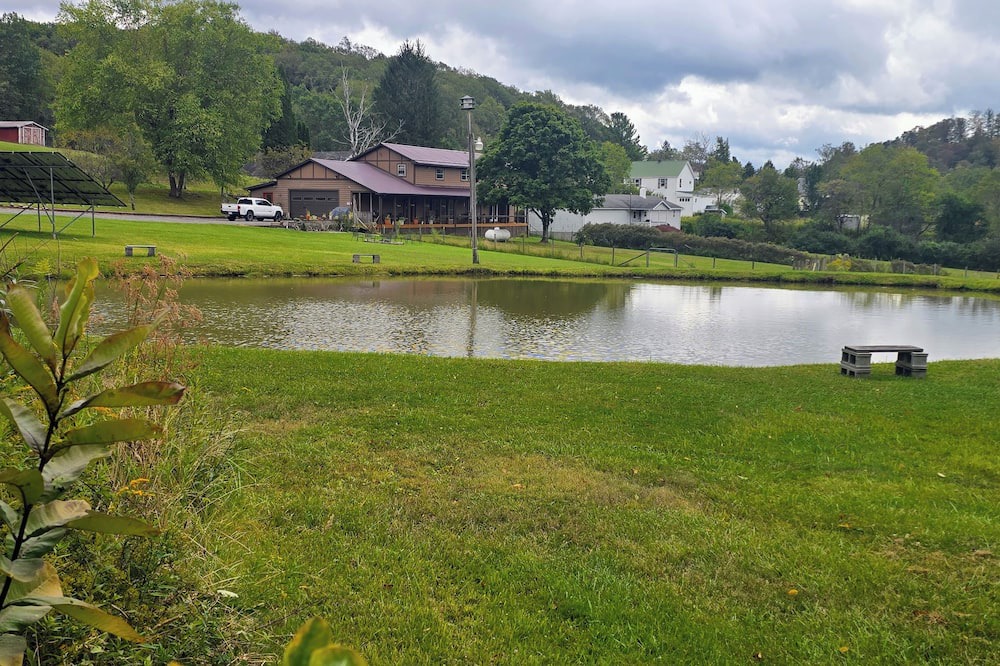 Canaan Valley House | Meadowview Solar Haven - Hot Tub