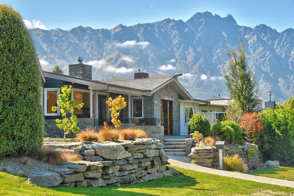 Frankton House | Cute As, holiday home in the heart of old Frankton,