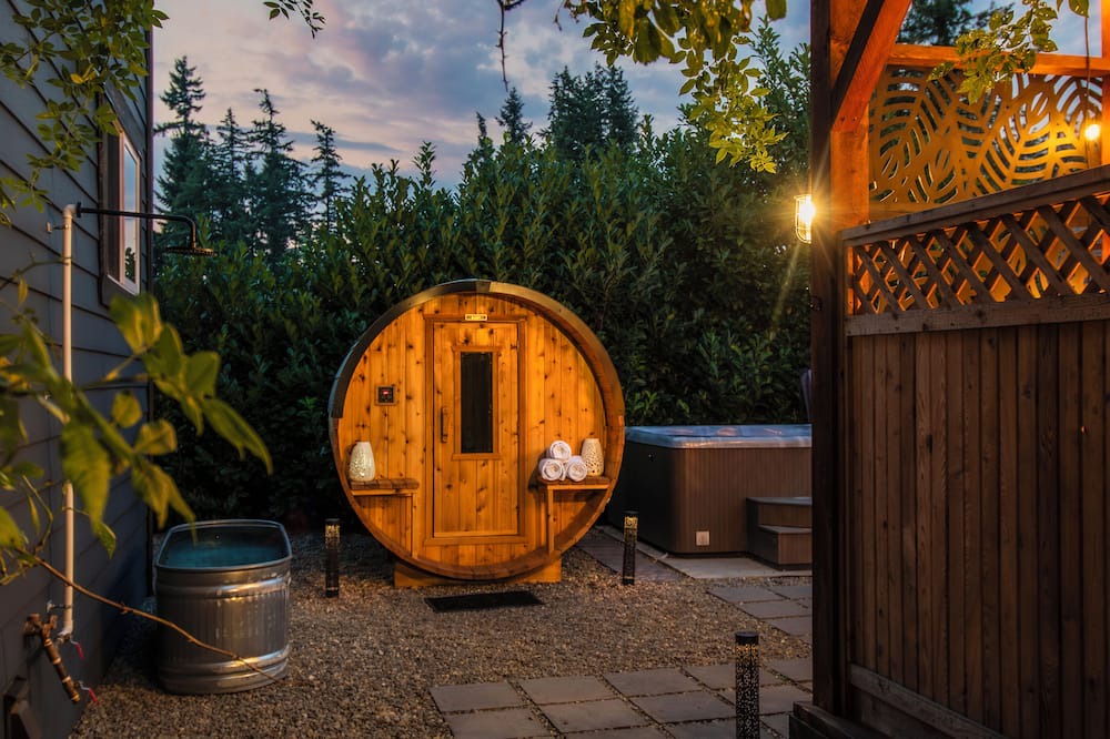Campbell River House | Private Sauna, Hot tub cold plunge retreat steps away from Golf course.