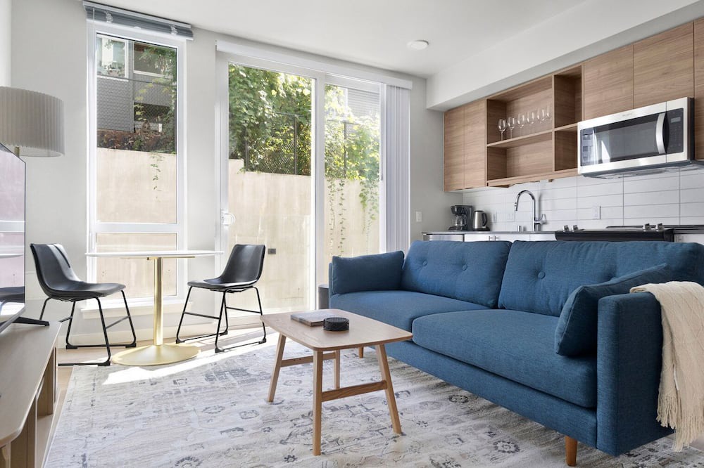 West Queen Anne Apartment | Blueground | West Queen Anne, balcony, nr Kerry Park