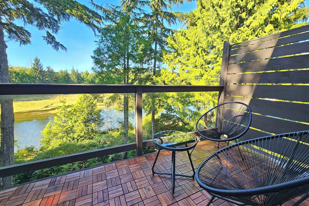 Ucluelet Apartment | Views of Spring Cove! Rainforest Loft | Hyphocus Inn