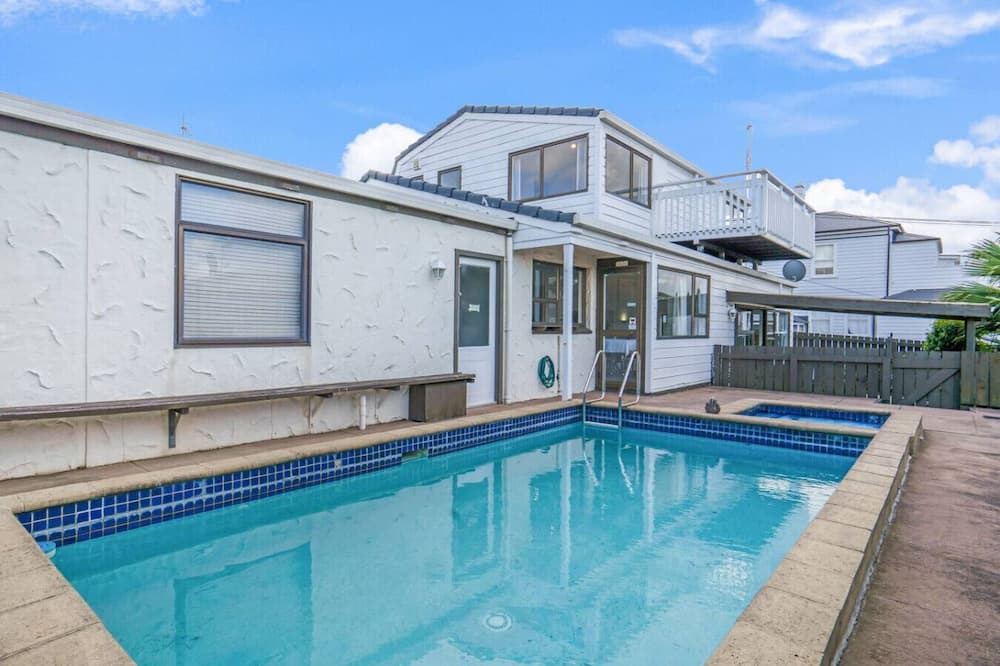Parnell Apartment | Parnell Home with Pool, Parking and Rangitoto View
