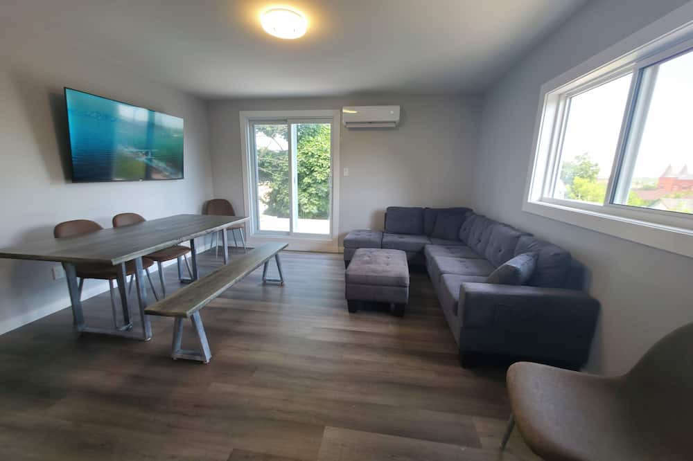 Orillia Apartment | TreeTop Two Bedroom Sophistication