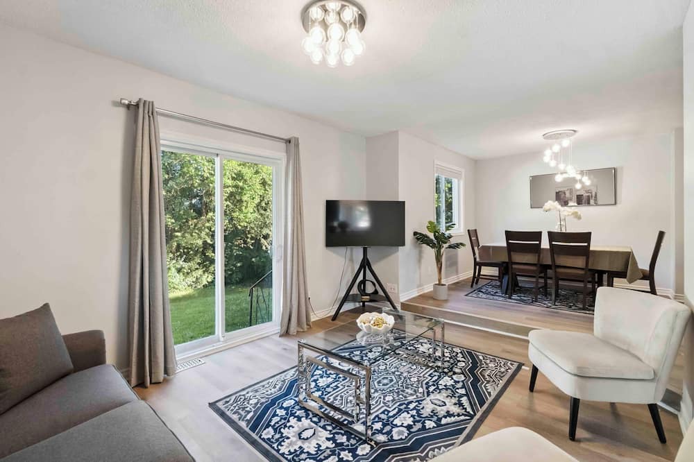 Ottawa Division House | Cozy 4BR, 5-Bed Retreat | Entire Barrhaven Home + Yard