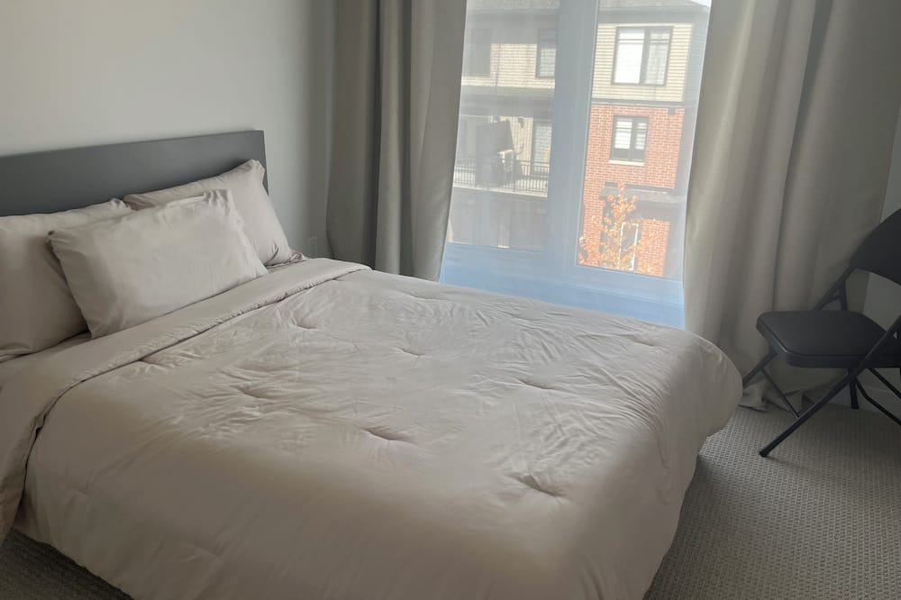 Ottawa Division House | Room in Ottawa close to the airport
