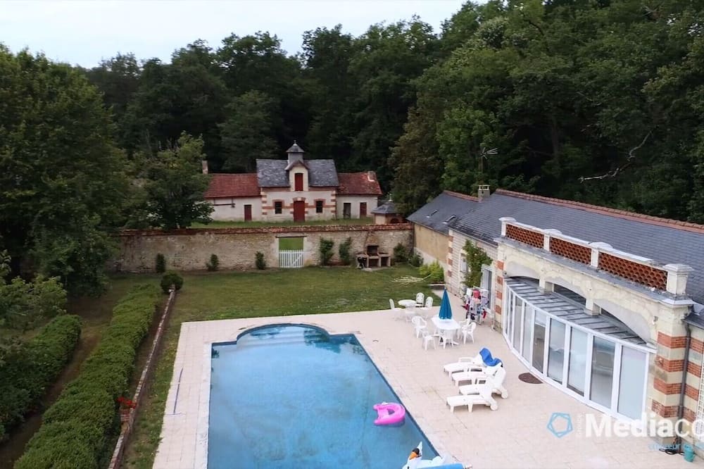 Hommes Cottage | Private Pool House nestled within the magnificent Chateau grounds- Loire Valley.