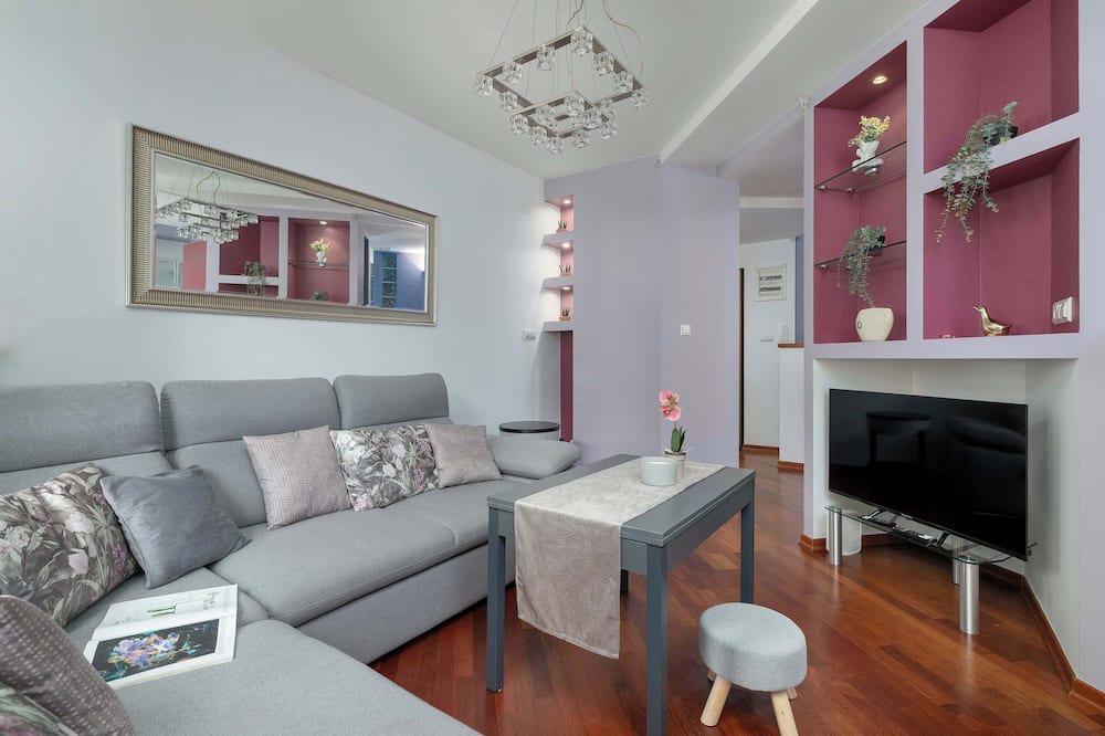 Pradnik Bialy Apartment | Marczyńskiego 3 Kraków | Grey and Pink Apartment with Parking, Desk, Terrace and
