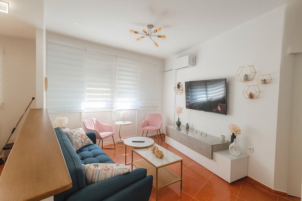 Jerez de la Frontera Old Town Apartment | Apartment 'Apto La Justicia' with Shared Terrace, Wi-Fi and Air Conditioning