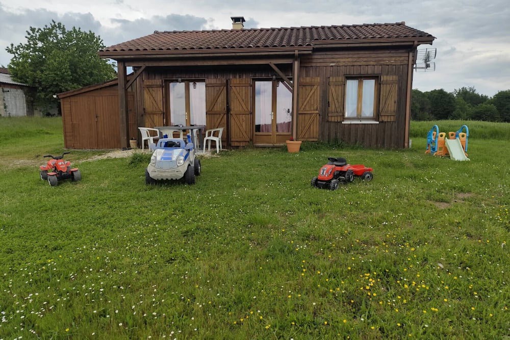 Saint-Front-d'Alemps House | Holiday Home 'Le Chalet' with Private Garden and Wi-Fi