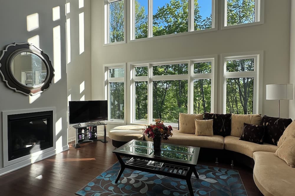 Dwight Cottage | 3000SF Modern Cottage Algonquin, Muskoka