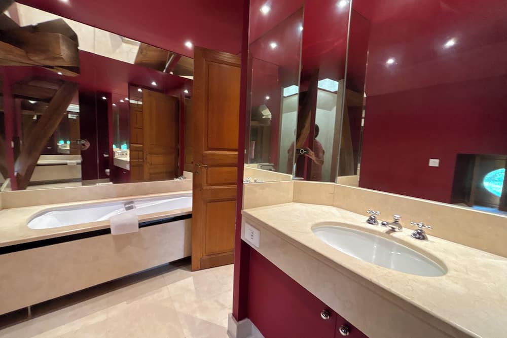 Saint-Pere House | A legendary night in Gainsbourg's room at the Moulin des marguerites!