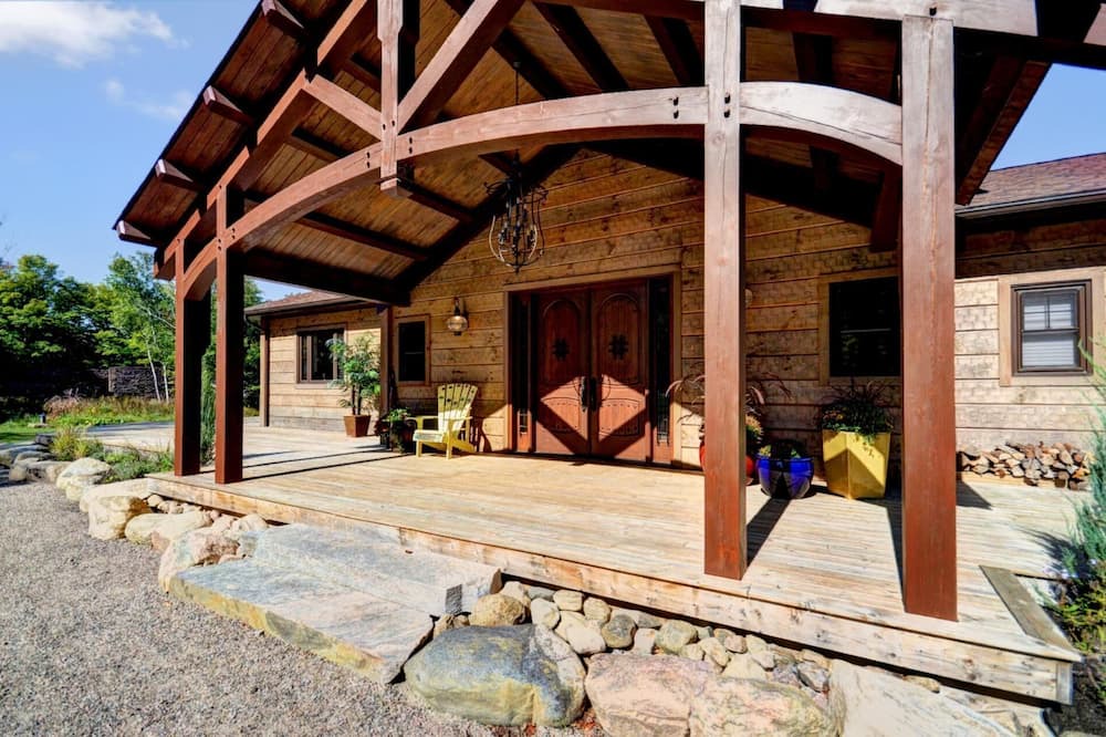 Eagle Lake Cottage | Eagle Lake Executive Retreat - Luxury Haliburton Lakefront for Extended Stays