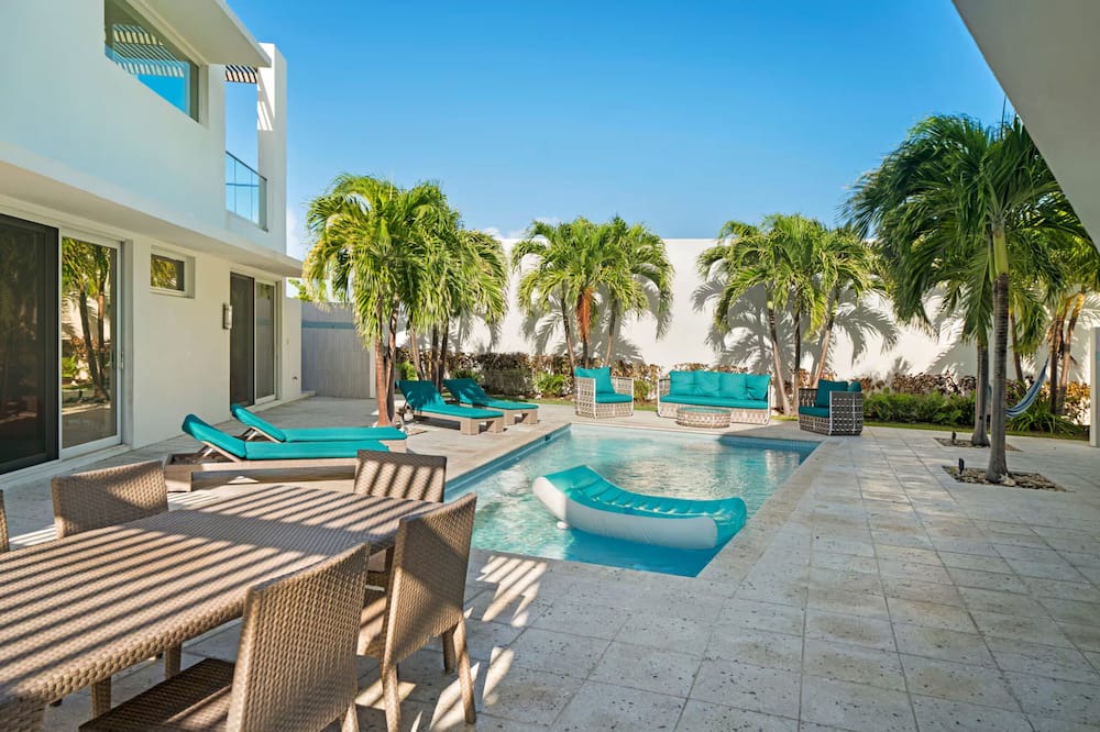 Jimmy Hill Villa | Luxury Pool Villa Steps Away From the Beach with Stunning Ocean Views