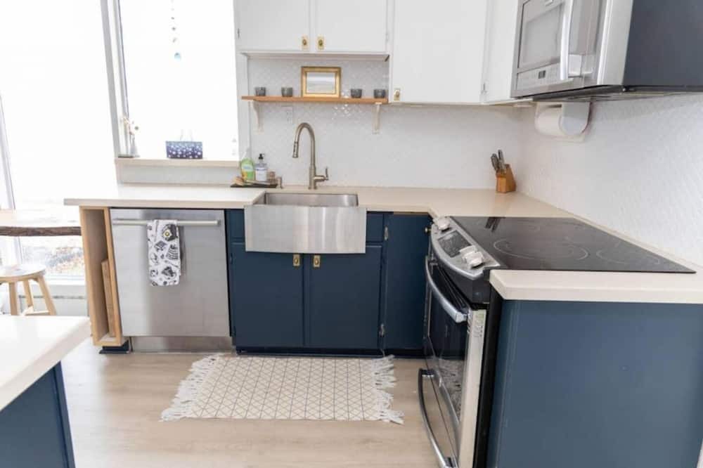 Consecon Cottage | The Nest - Cozy Waterfront on Huycks Bay, PEC