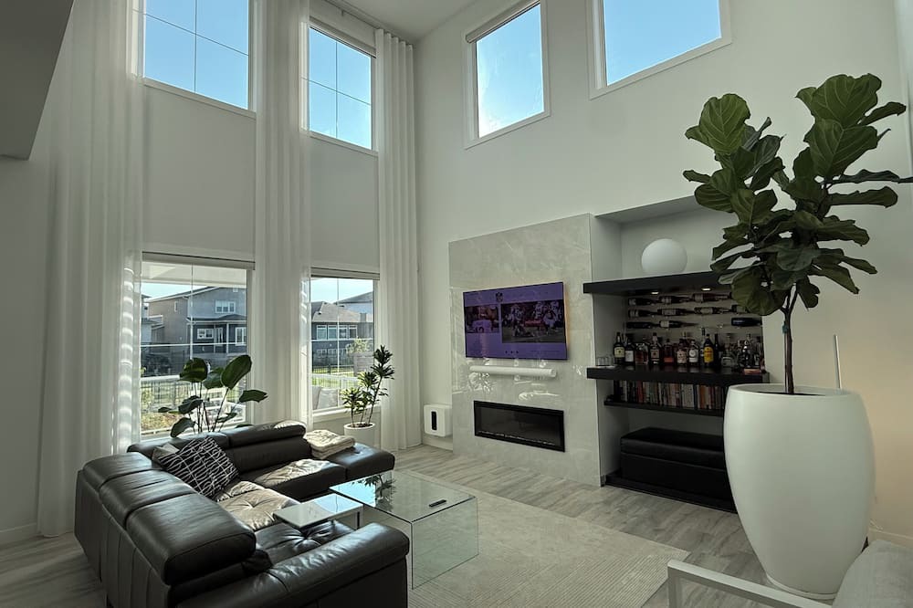 Fort Gary House | Luxury 3 bedroom, 2.5 bath home in Bridgwater