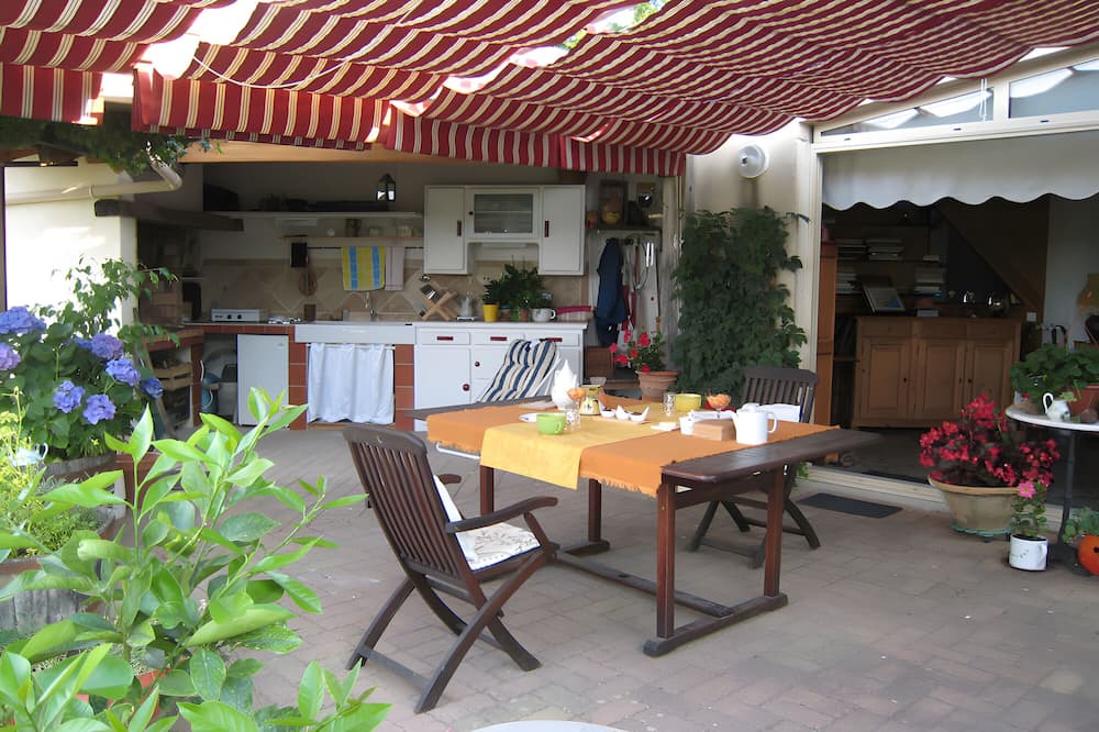 Saint-Pargoire Bed & Breakfast | Guest Room 'Petite Suite Douillette' with Balcony, Wi-Fi and Air Conditioning