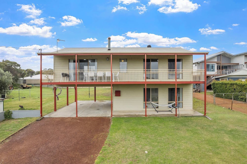 Binningup House | Spacious Beach Retreat 4BR, 2BA Coastal Escape in Binningup