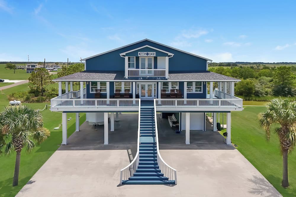Anahuac House | Spacious Bayfront home in Anahuac, TX. 4 bed, 3 bath, sleeps 14