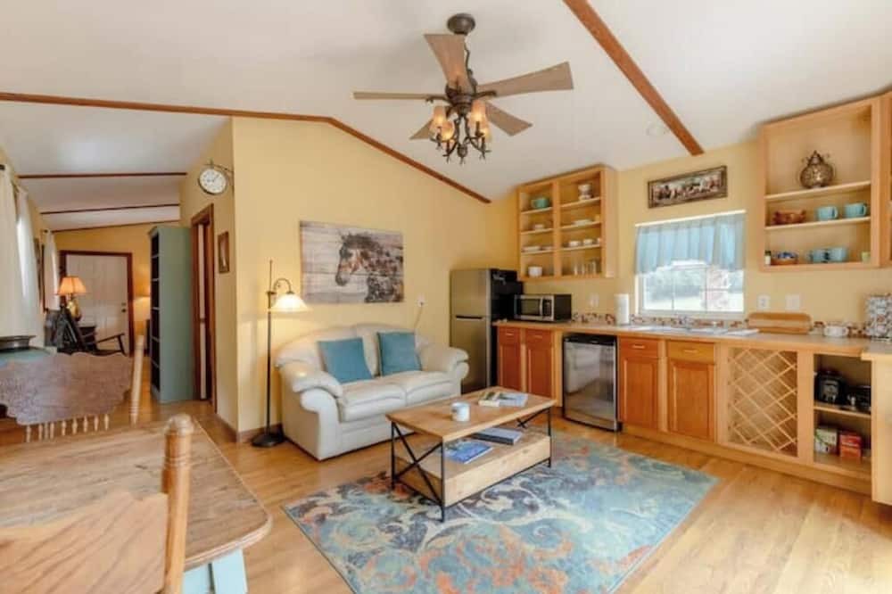 Morriston House | Bunkhouse Overlooking 10 Acre Horse Farm