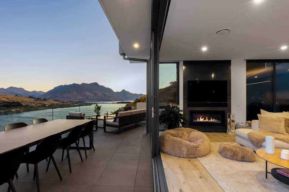 Frankton House | Luxury Villa | BBQ | Hot Tub | Free Parking | AC