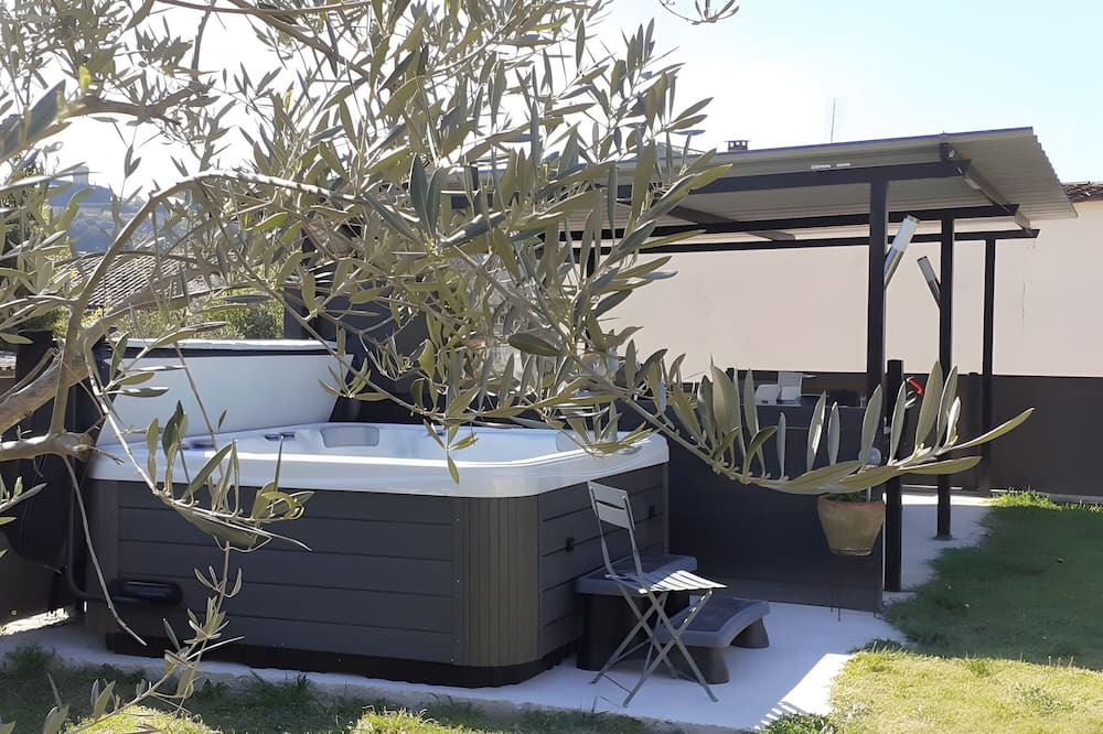 Saint-Martin-d'Ardeche Bed & Breakfast | Guest Room 'A L'ombre Des Amandiers - Room 2' with Shared Pool, Communal Garden and Wi-Fi
