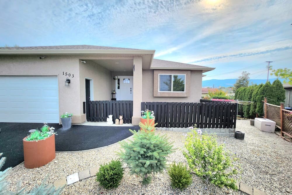 Black Mountain House | Kelowna full level luxury 31 minutes to big white ski lifts 16 minute to airport