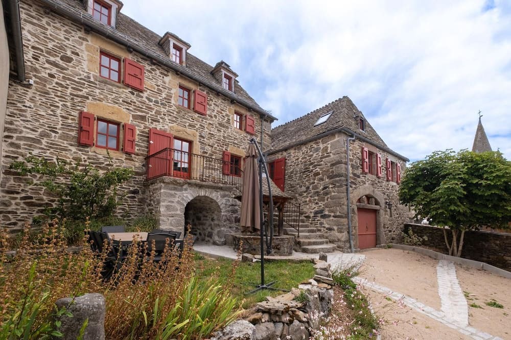 Les Salces House | House and barn complex